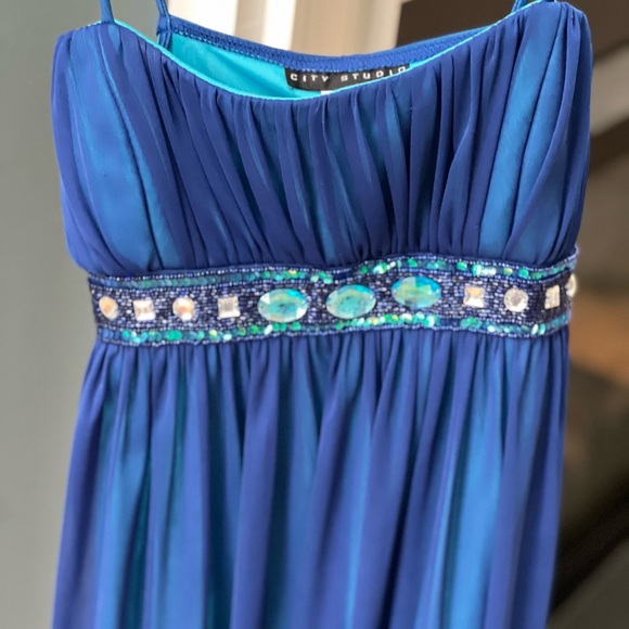 New Party Dress with tie back ribbon with fancy accents on waist size medium - Picture 5 of 8